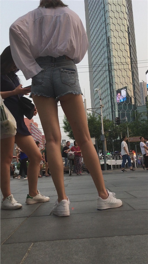 牛仔热裤长腿月牙小姐姐[1.09G/MP4]