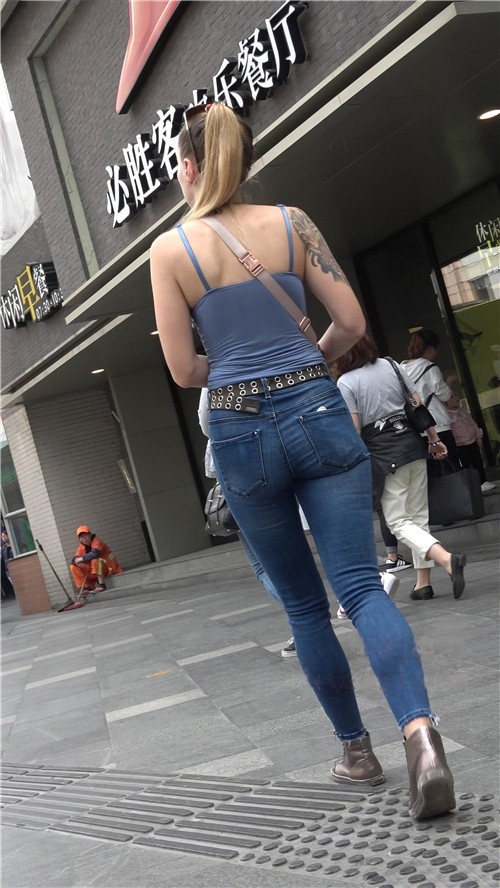丰满紧身牛仔裤金发妹子[456M/MP4]