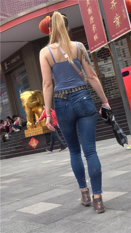 丰满紧身牛仔裤金发妹子[456M/MP4]