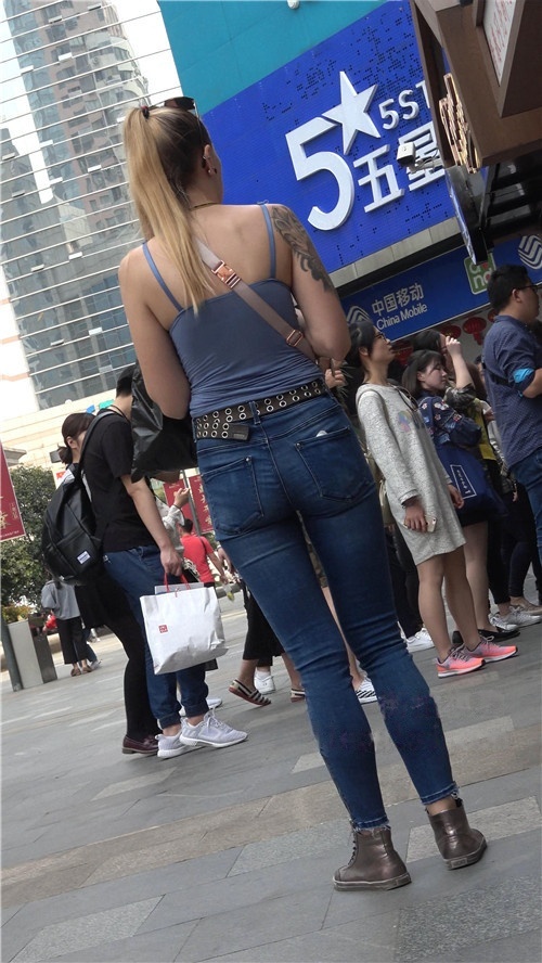 丰满紧身牛仔裤金发妹子[456M/MP4]