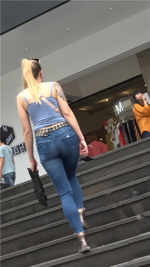 丰满紧身牛仔裤金发妹子[456M/MP4]