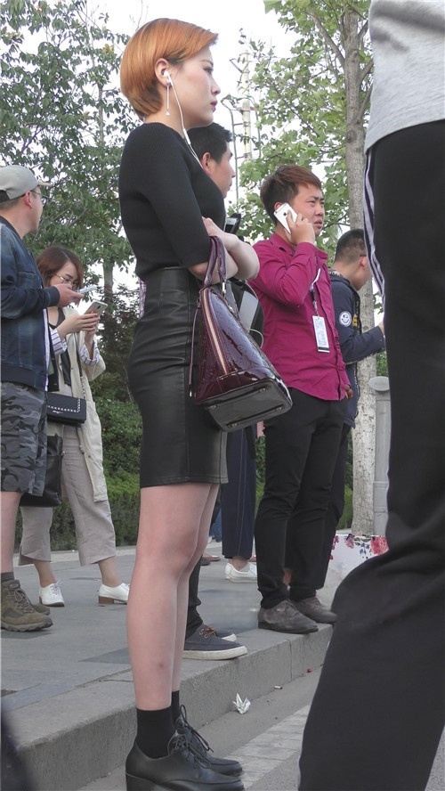 短发皮裤妹子[1.53G/MP4]