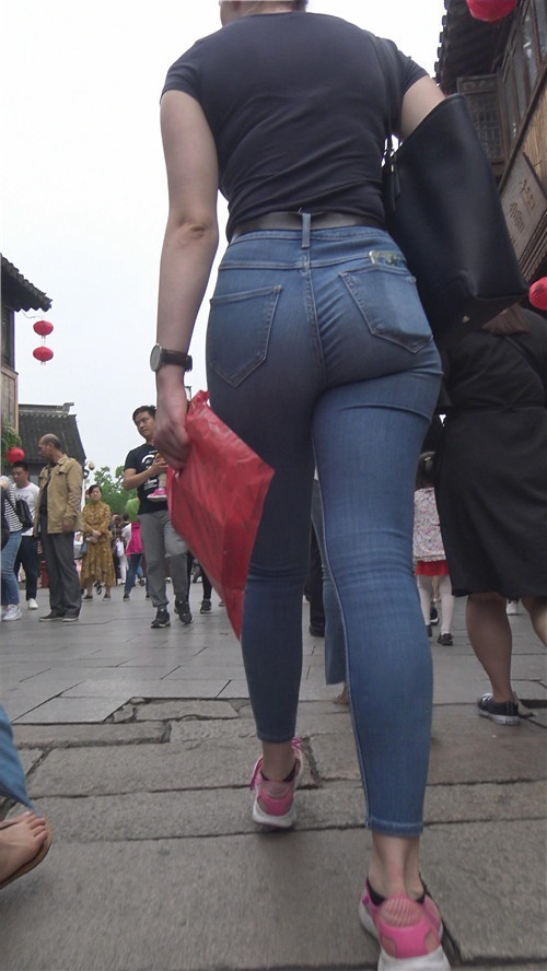 丰满的牛仔紧身裤国外MM[2.3G/MP4]