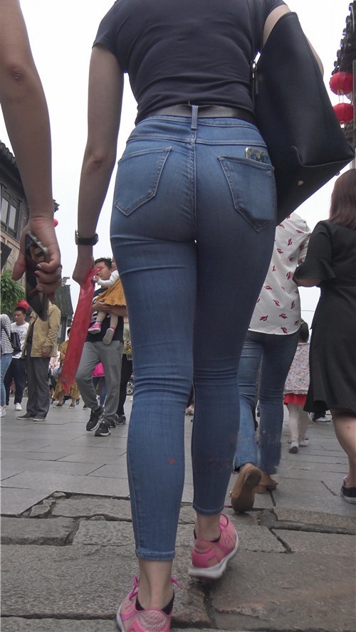 丰满的牛仔紧身裤国外MM[2.3G/MP4]