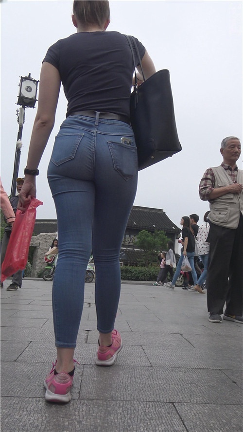 丰满的牛仔紧身裤国外MM[2.3G/MP4]