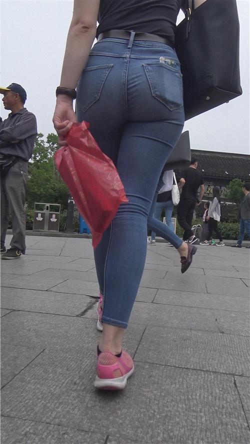 丰满的牛仔紧身裤国外MM[2.3G/MP4]