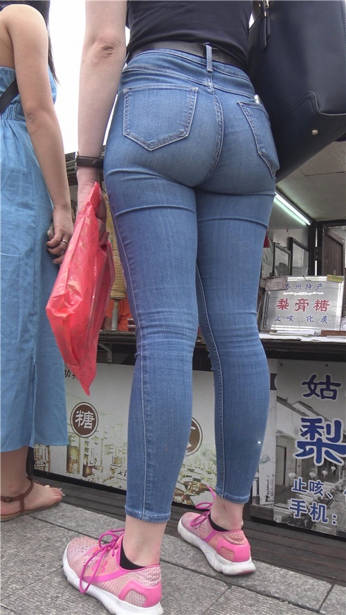 丰满的牛仔紧身裤国外MM[2.3G/MP4]