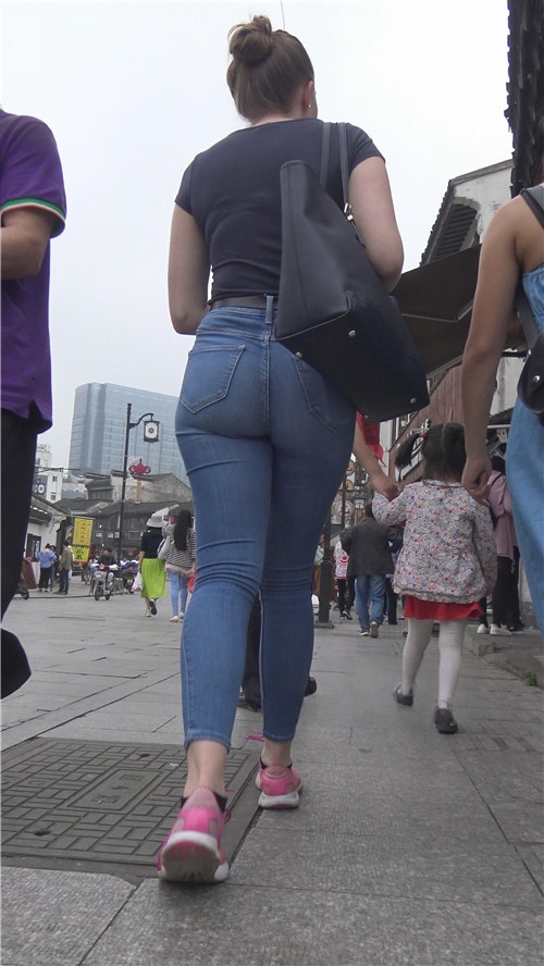 丰满的牛仔紧身裤国外MM[2.3G/MP4]