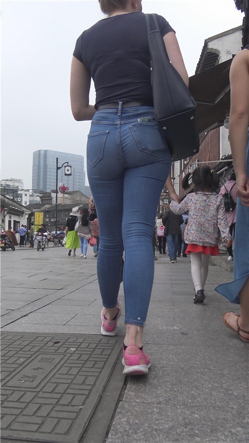 丰满的牛仔紧身裤国外MM[2.3G/MP4]