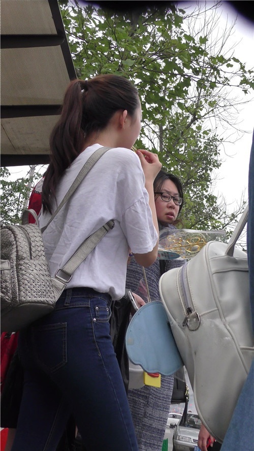 牛仔紧身丰腴美女[2.7G/MP4]