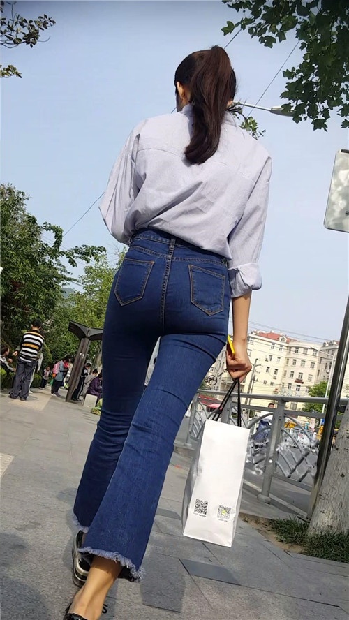 牛仔紧身丰腴美女[2.7G/MP4]