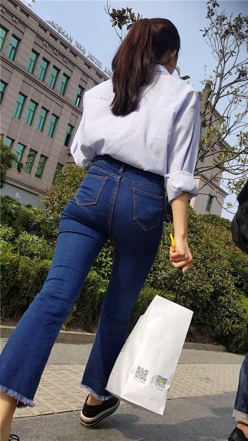 牛仔紧身丰腴美女[2.7G/MP4]