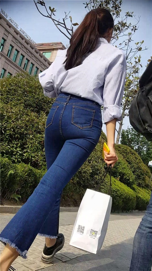 牛仔紧身丰腴美女[2.7G/MP4]