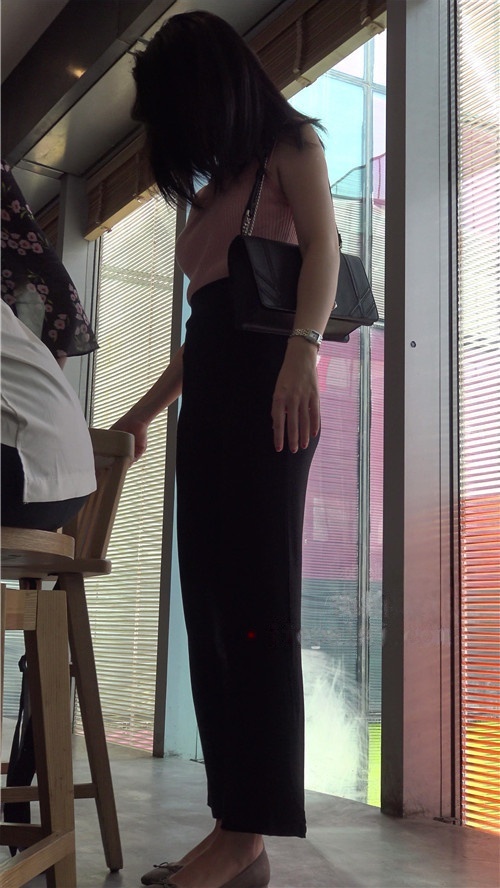 高腰黑裤美女[889M/MP4]