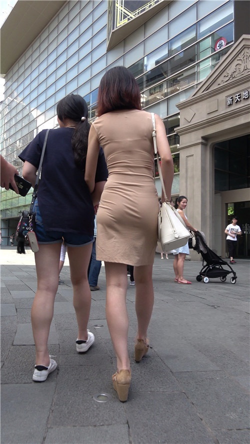 连体紧身裙小姐姐[1.38G/MP4]