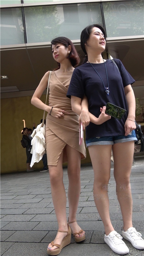 连体紧身裙小姐姐[1.38G/MP4]