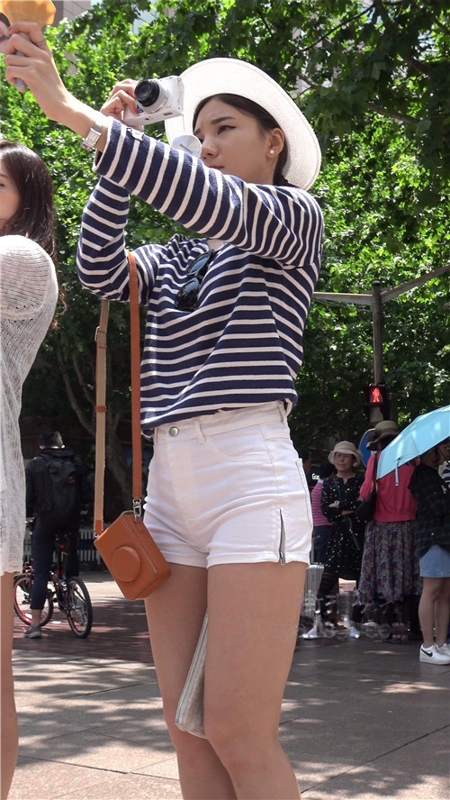 喜欢拍照的白色热裤美女[2.55G/MP4]