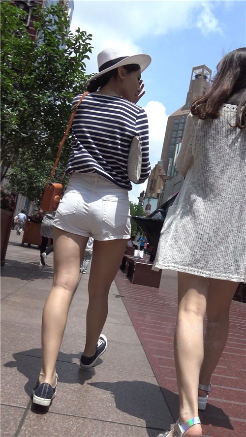 喜欢拍照的白色热裤美女[2.55G/MP4]