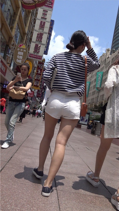 喜欢拍照的白色热裤美女[2.55G/MP4]