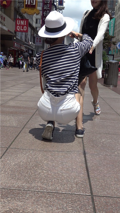 喜欢拍照的白色热裤美女[2.55G/MP4]