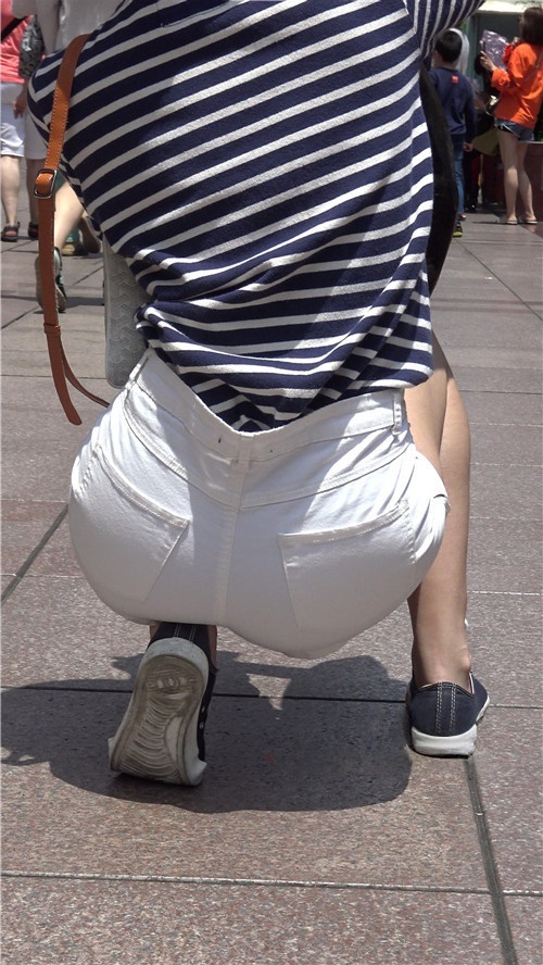 喜欢拍照的白色热裤美女[2.55G/MP4]