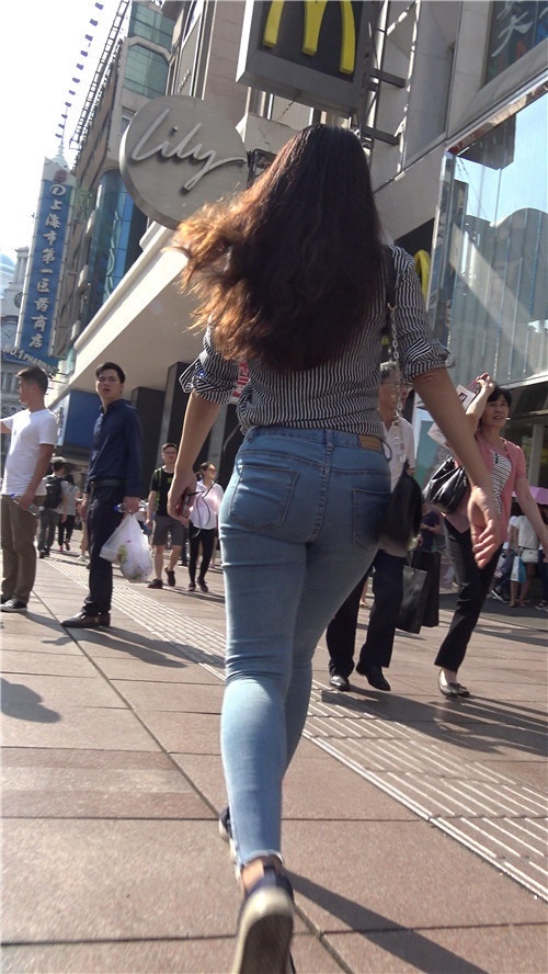 买衣服的牛仔裤妹子[2.04G/MP4]