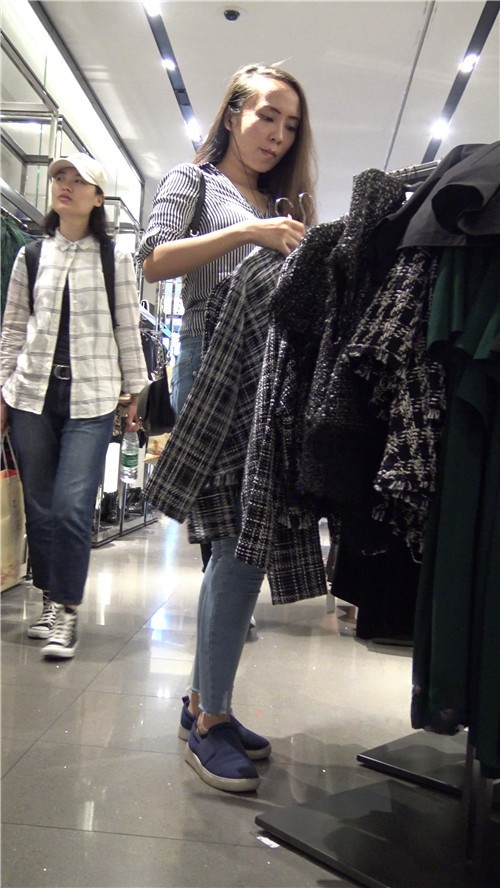 买衣服的牛仔裤妹子[2.04G/MP4]