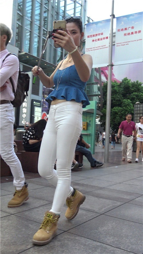 紧身白裤美女[2.58G/MP4]