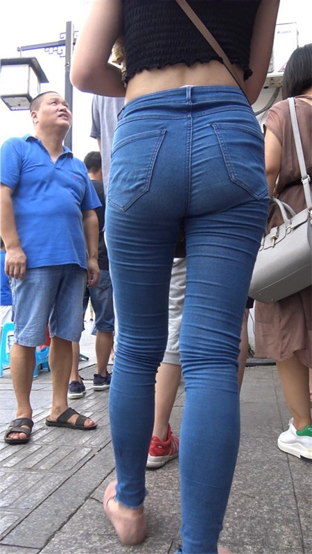 蓝牛紧身露腰美女[2.62G/MP4]