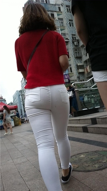极品红衣超紧白裤美女[1.27G/MP4]