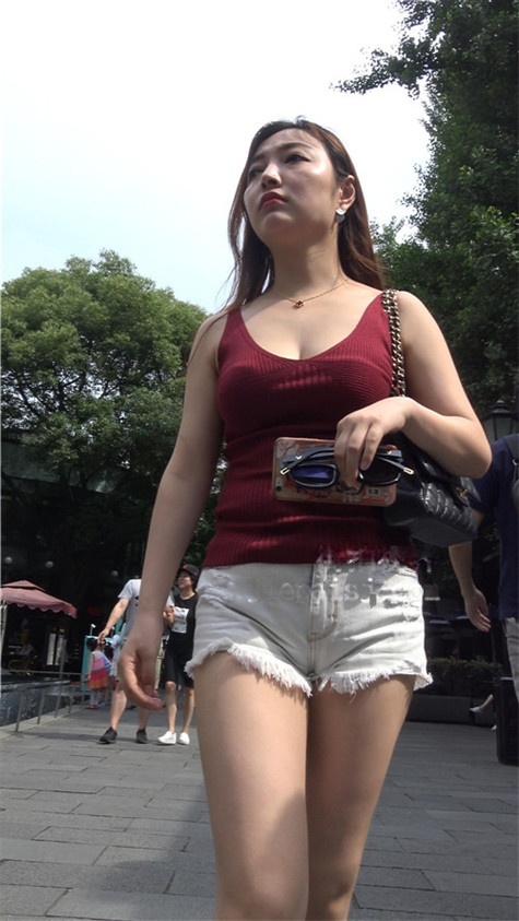 丰腴吊带红衣美女[2.2G/MP4]