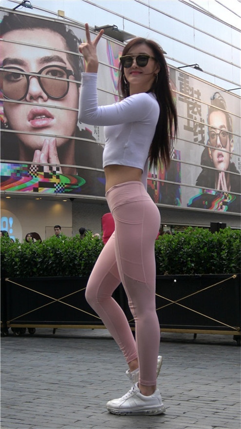 粉色瑜伽裤小姐姐[1.46G/MP4]