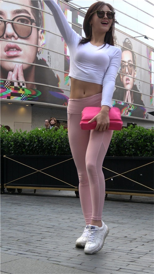 粉色瑜伽裤小姐姐[1.46G/MP4]