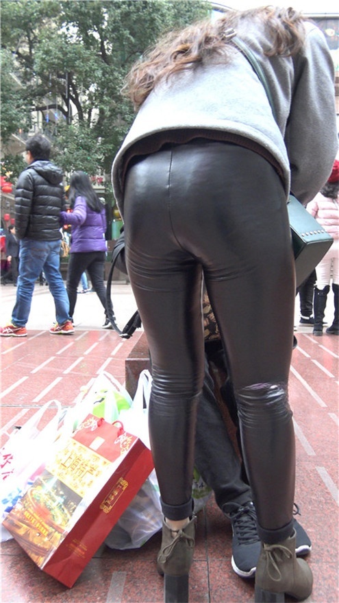 漂亮的黑色皮裤美女[2.5G/MP4]