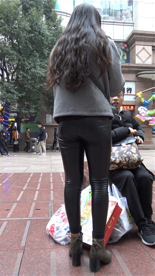 漂亮的黑色皮裤美女[2.5G/MP4]