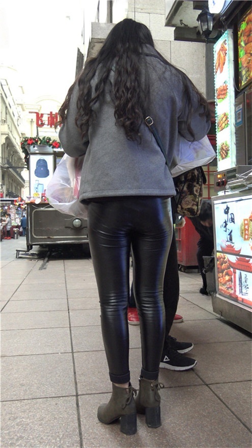 漂亮的黑色皮裤美女[2.5G/MP4]