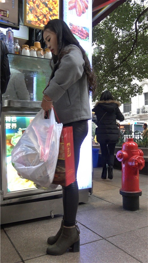 漂亮的黑色皮裤美女[2.5G/MP4]