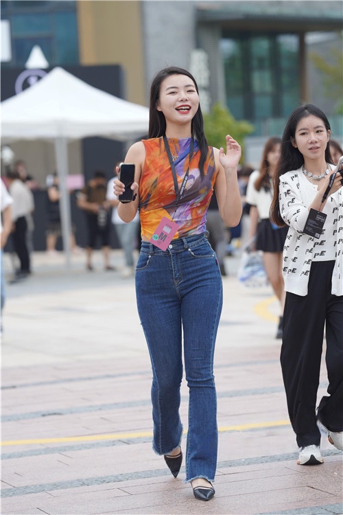 微丰牛仔紧身裤美女(54P)[665M/JPG]