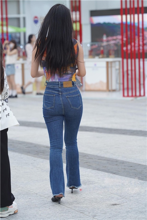 微丰牛仔紧身裤美女(54P)[665M/JPG]