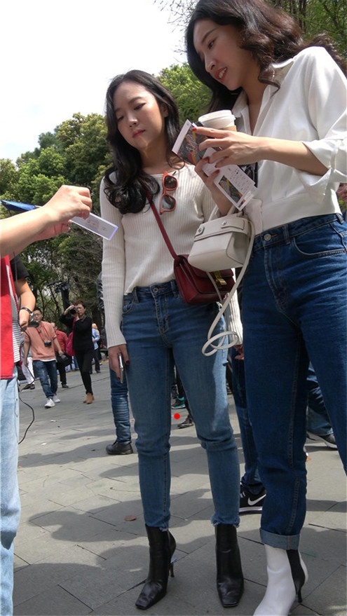 蓝色牛仔裤美女[2.01G/MP4]