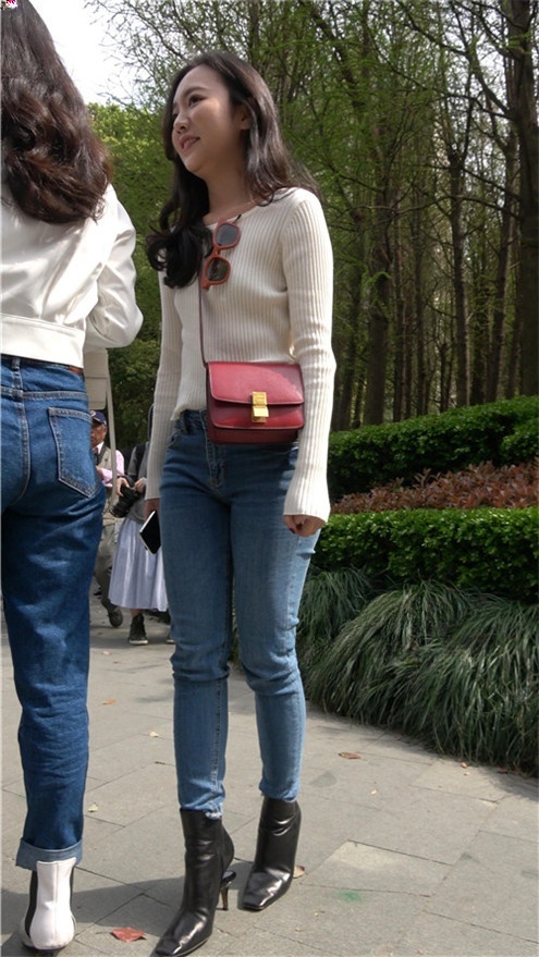 蓝色牛仔裤美女[2.01G/MP4]