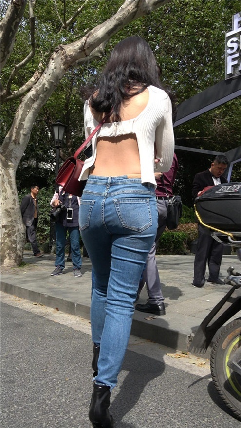 蓝色牛仔裤美女[2.01G/MP4]