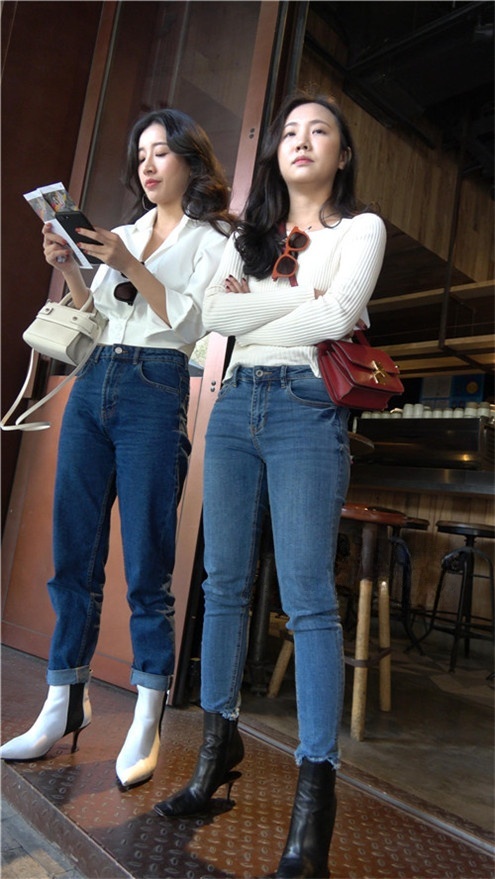 蓝色牛仔裤美女[2.01G/MP4]