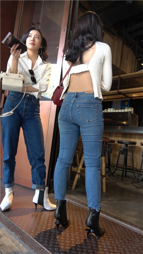 蓝色牛仔裤美女[2.01G/MP4]