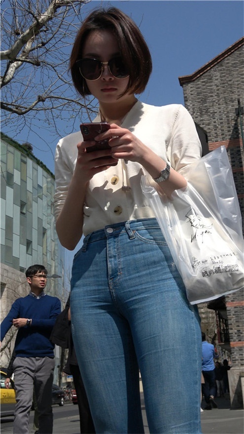 紧身牛仔裤短发小姐姐[2.33G/MP4]