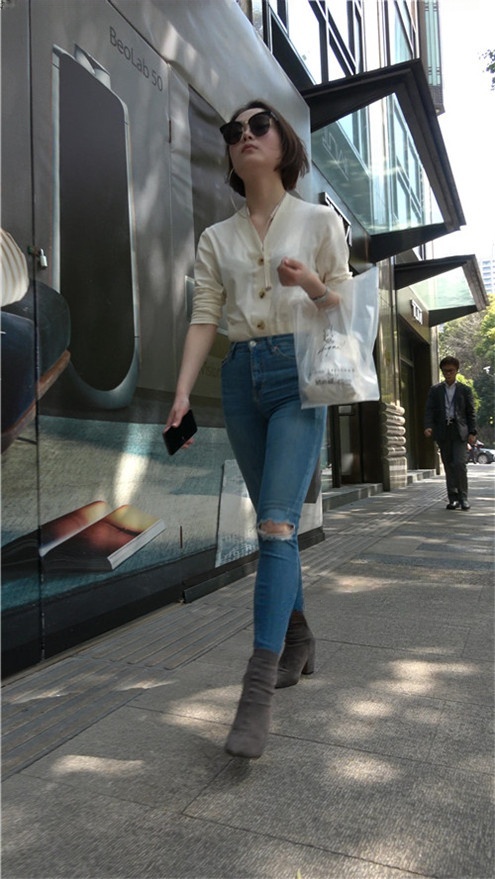 紧身牛仔裤短发小姐姐[2.33G/MP4]