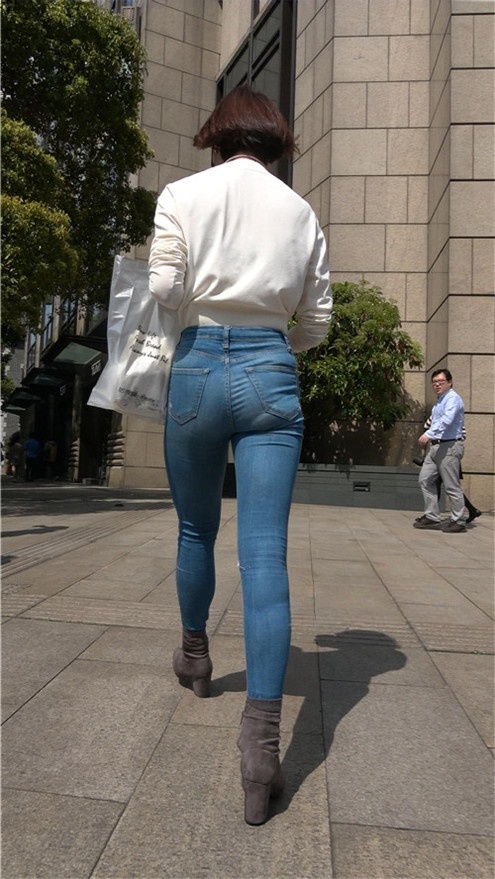 紧身牛仔裤短发小姐姐[2.33G/MP4]