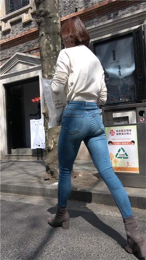 紧身牛仔裤短发小姐姐[2.33G/MP4]