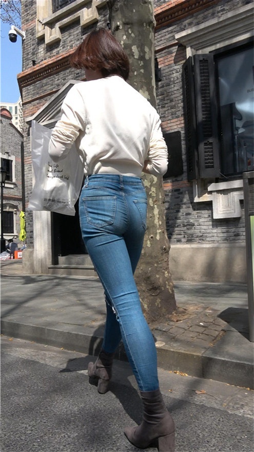 紧身牛仔裤短发小姐姐[2.33G/MP4]