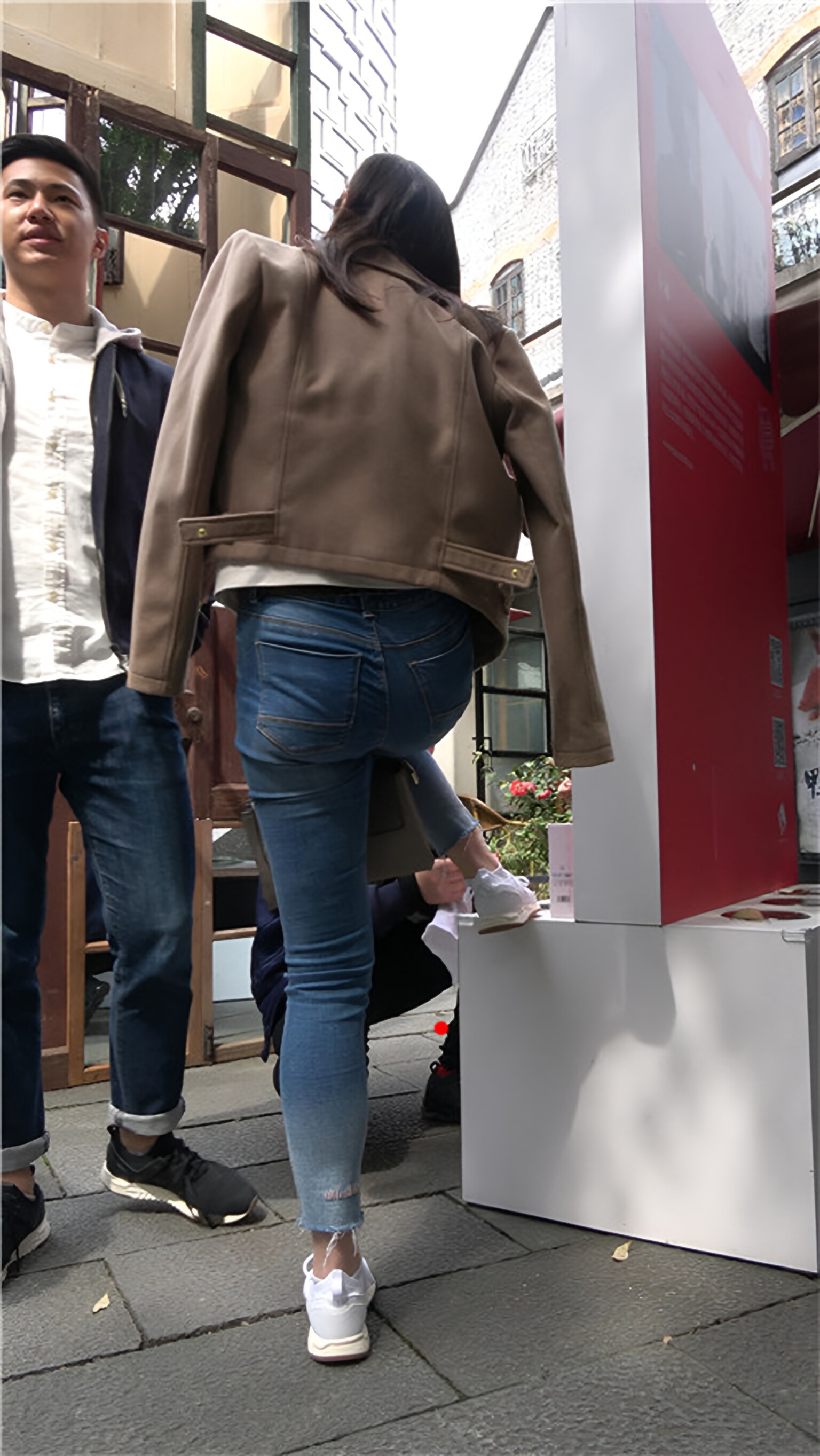 漂亮的牛仔裤小姐姐[2G/MP4]